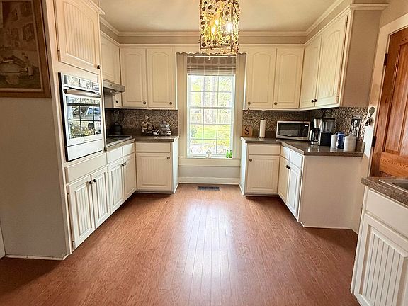 5th image of 404 W Georgetown St