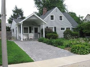 47 Sparrow Ln, Levittown, NY 11756