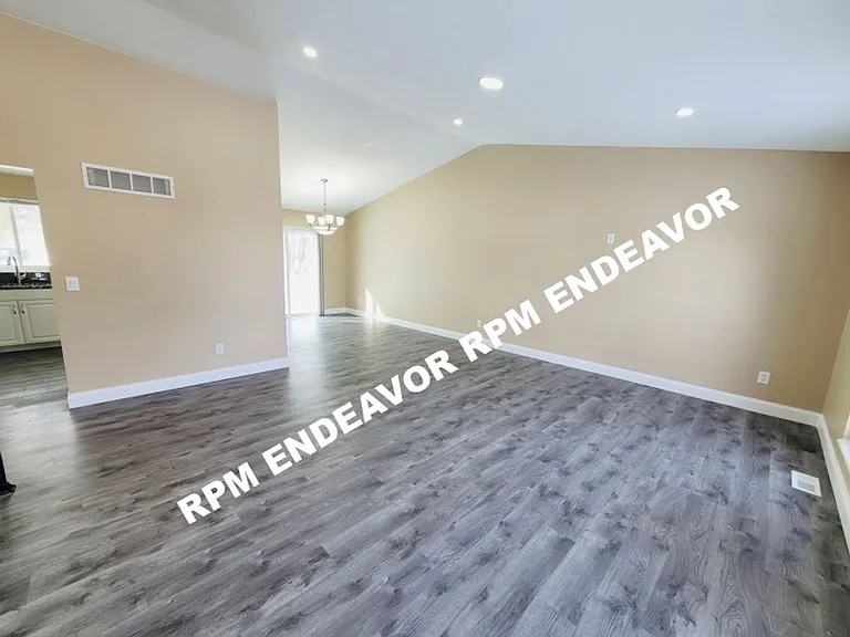 2029 Kentmore Ln — Photo 4