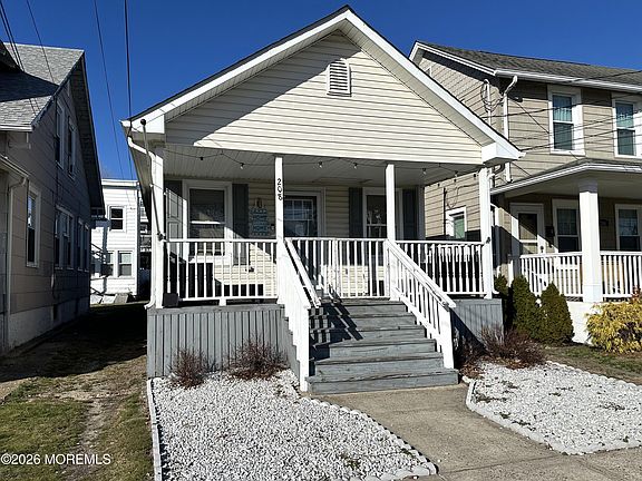 2nd image of 208 15th Ave E