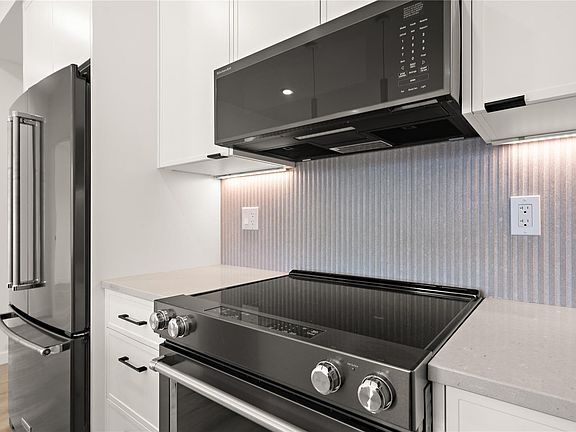 4th image of 1102 Esquimalt Rd #409