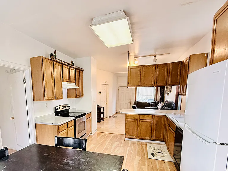 527 S Sullivan St — Photo 10