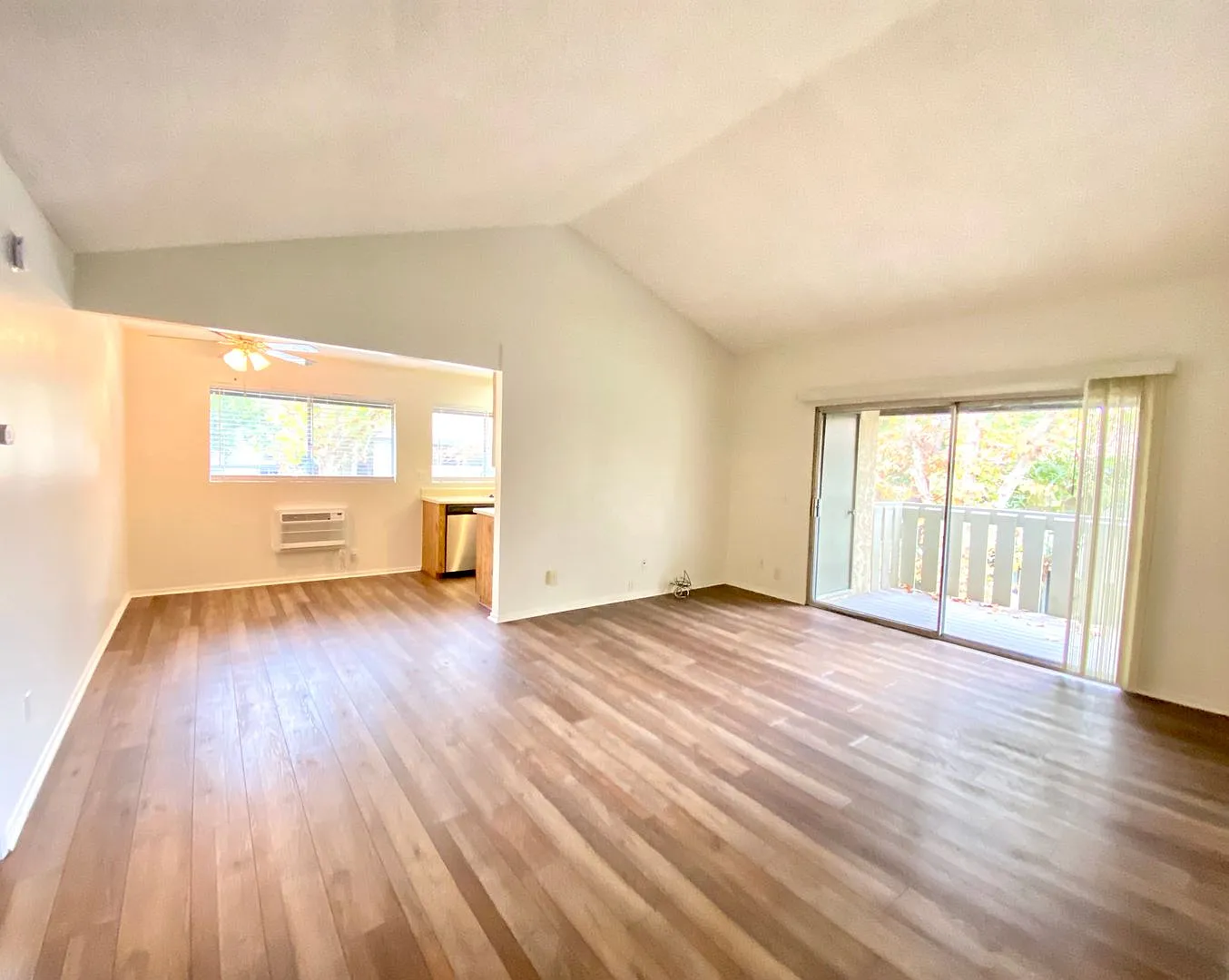 Upstairs 1-Bedroom Condo in Quail Creek Pool View & Balcony — Photo 2