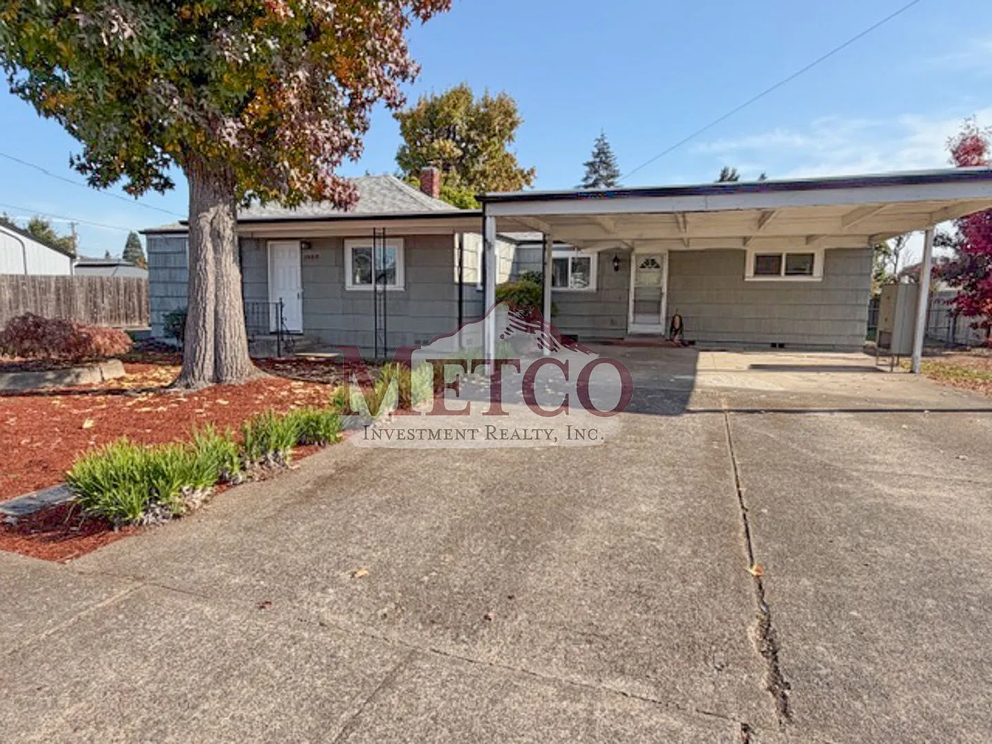 3-Bed, 2-Bath Home with Fenced Backyard in Springfield — Photo 1