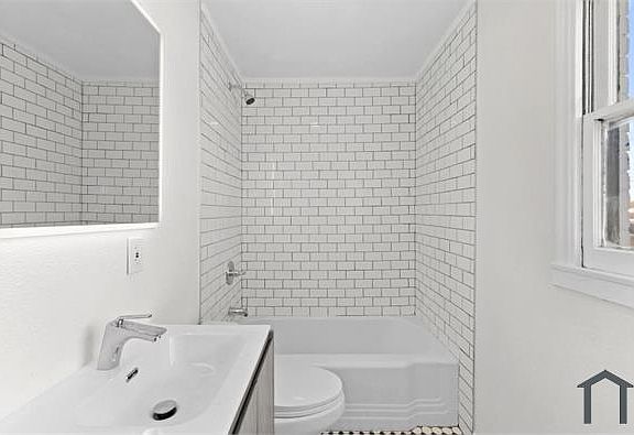 3rd image of 649 Robinson St #2