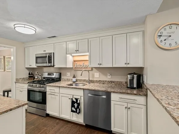 120 Brickett Hill Cir, Haverhill, MA 01830