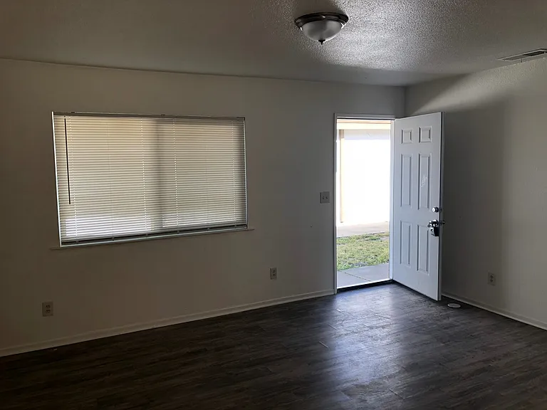 1100 N Mooney Blvd — Photo 9