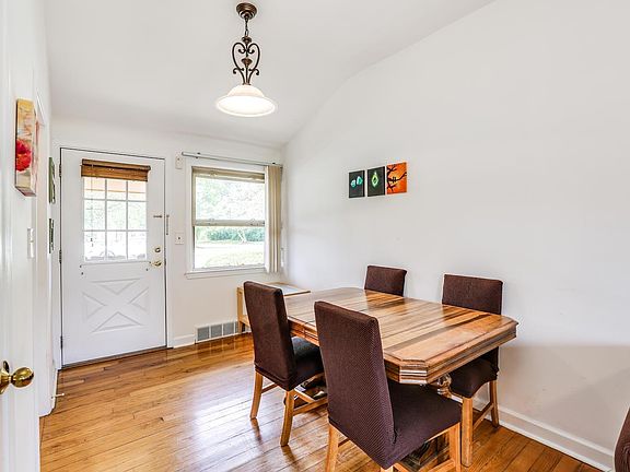 3rd image of 3385 Oakwood St