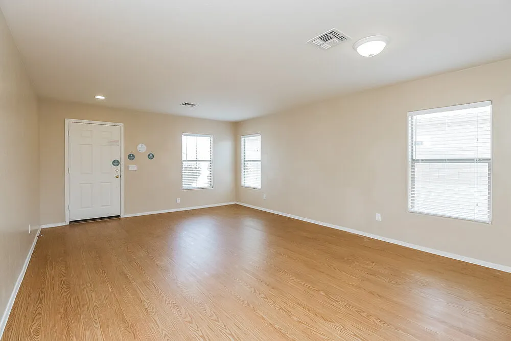 4 bed, 2.0 bath, 1955 sqft, $2,380 — Photo 4