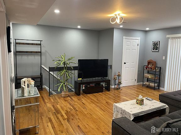 4th image of 202 N Oaks Blvd