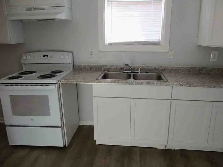 860 Charles Ave — Photo 7