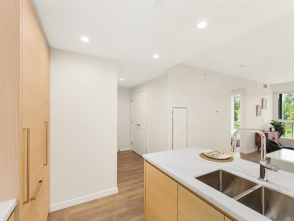 4th image of 308 Morrissey Rd #1605