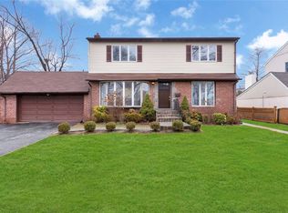 243 North St, New Hyde Park, NY 11040