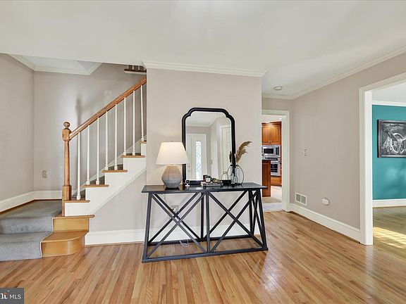 4th image of 1635 Meadowlark Rd