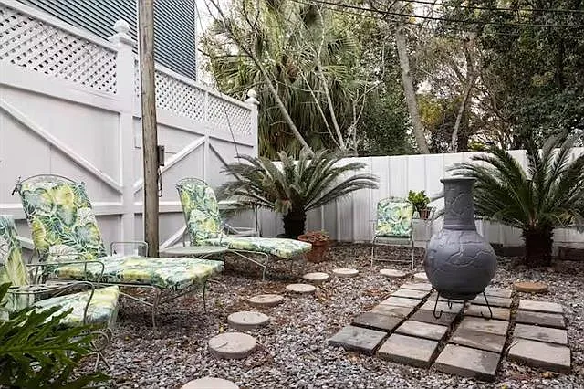 1713 Burgundy St #204 — Photo 10