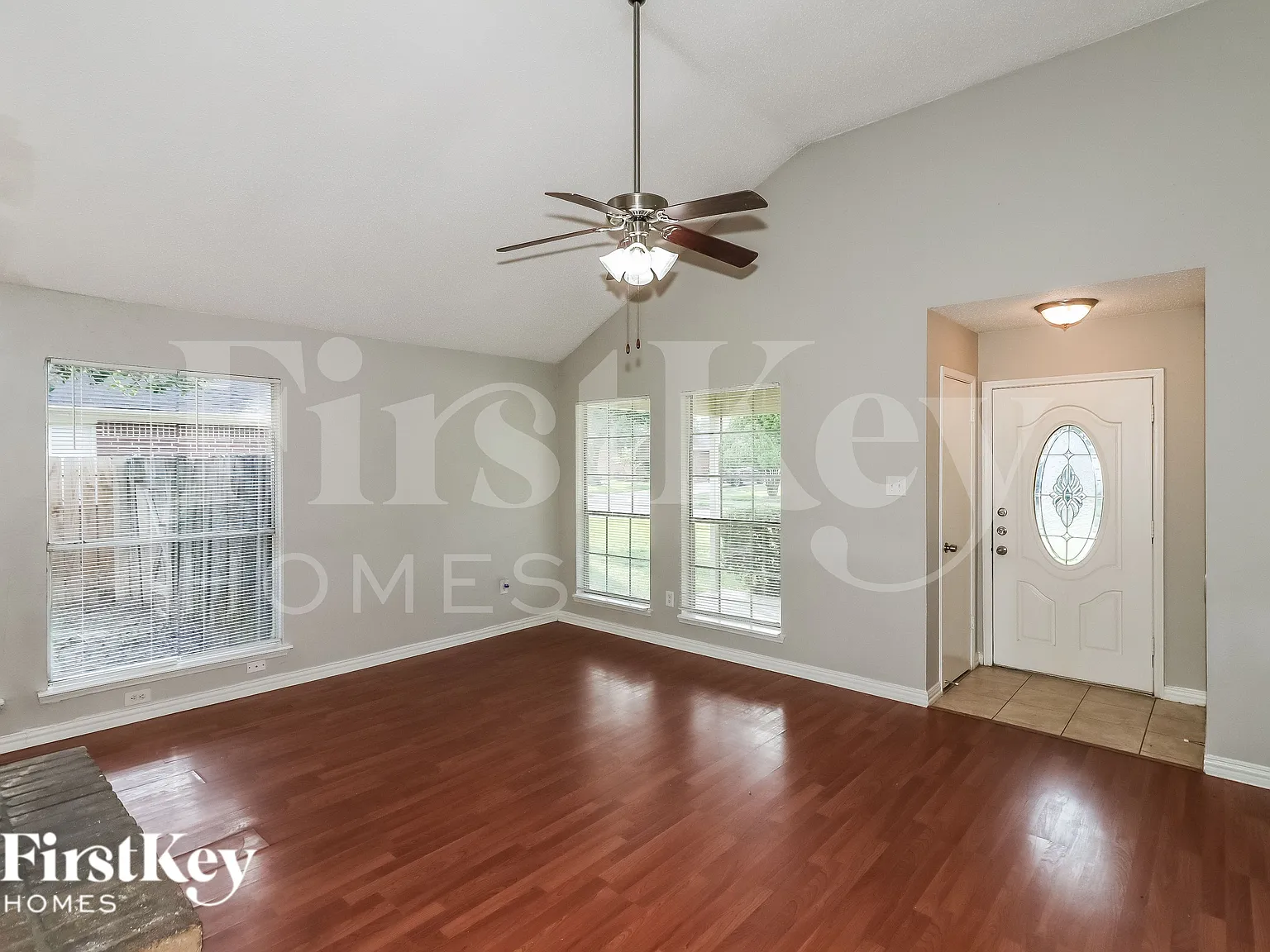 3 bed, 2.0 bath, 1299 sqft, $1,600 — Photo 2