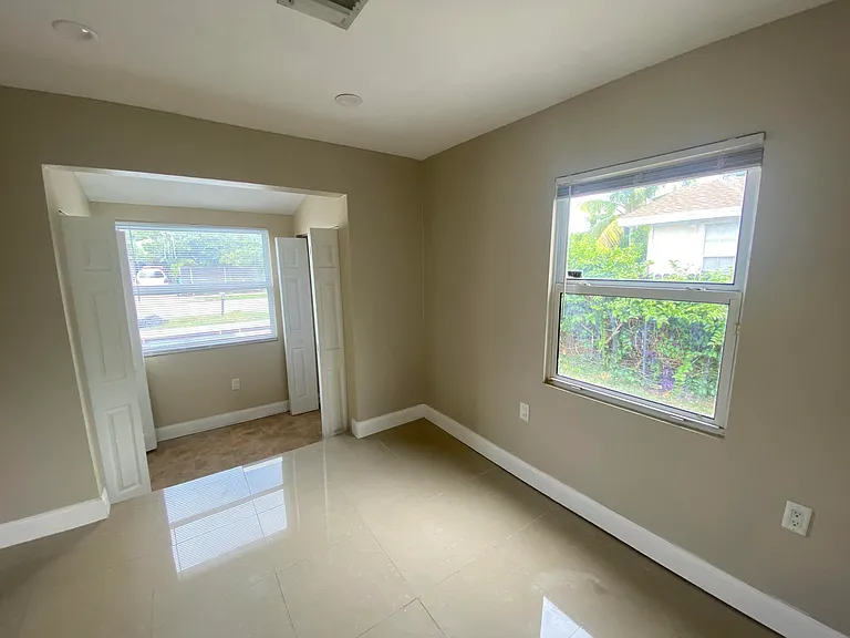 638 SW 7th Ave — Photo 12