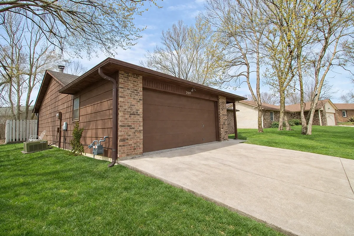 Building Photo - 2011 Bridgewater Dr