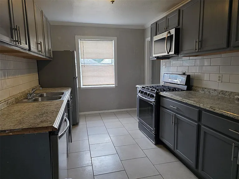 4918 Airport Blvd — Photo 2