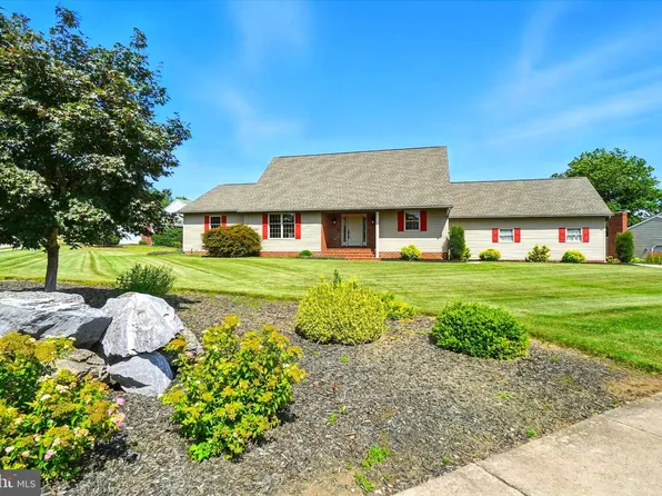 213 Conestoga Ln, Spring Grove, PA 17362