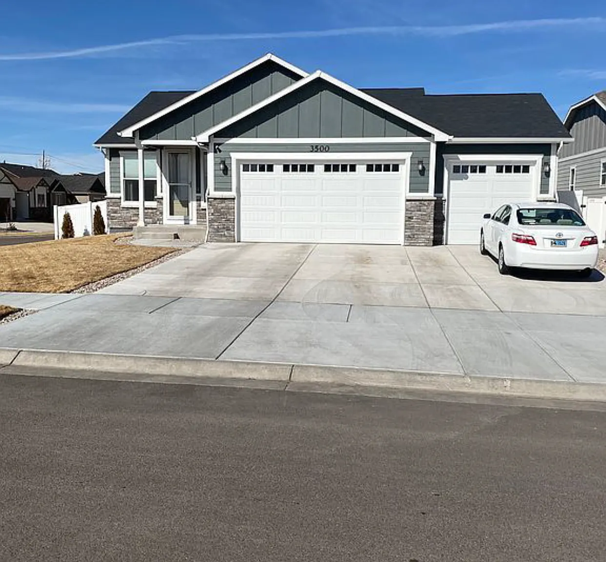 4 bed, 2700 sqft, $3,000 — Photo 1