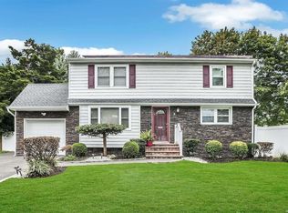 9 W Farms Ln, Commack, NY 11725