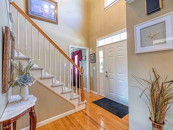 4th image of 12 Old Pasture Ln