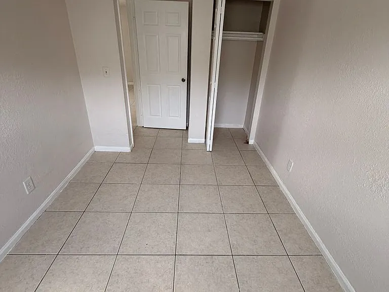 1618 W 26th Ct — Photo 32
