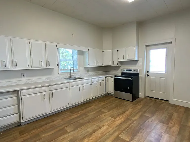 557 Union St — Photo 6