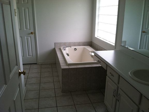 4th image of 1330 Johnsbury Ct NE