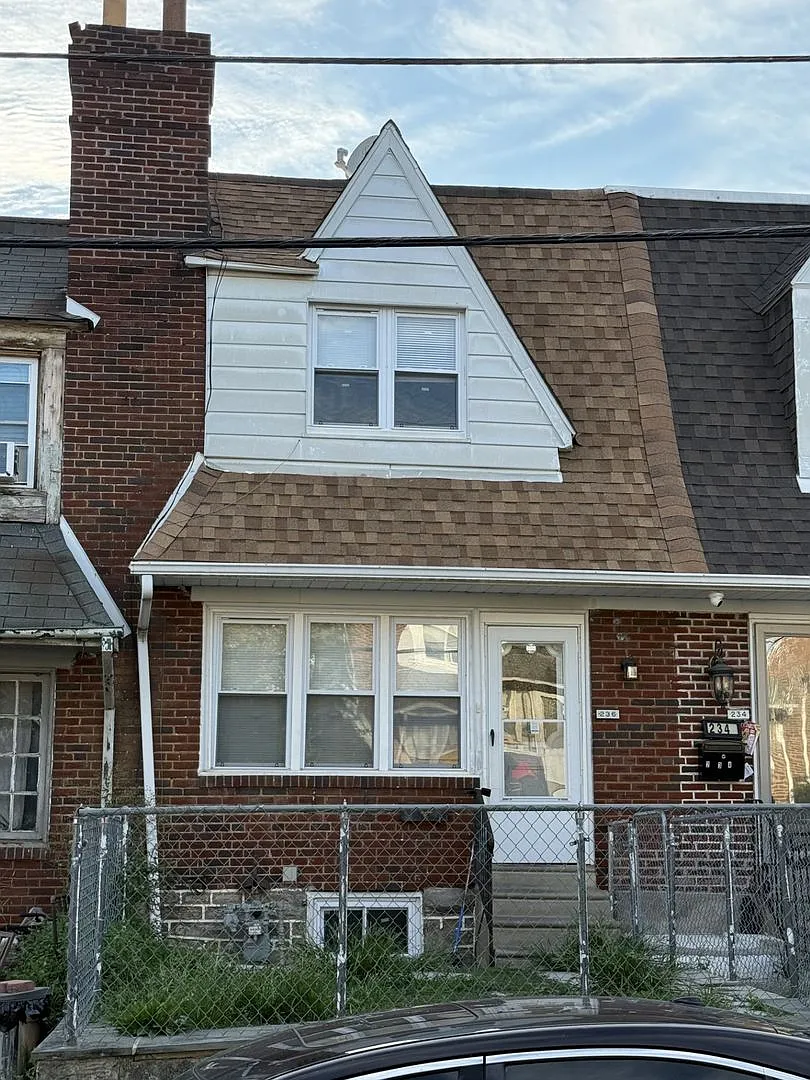 Beautiful 3 Bedroom Home Updated & Move In Ready — Photo 1