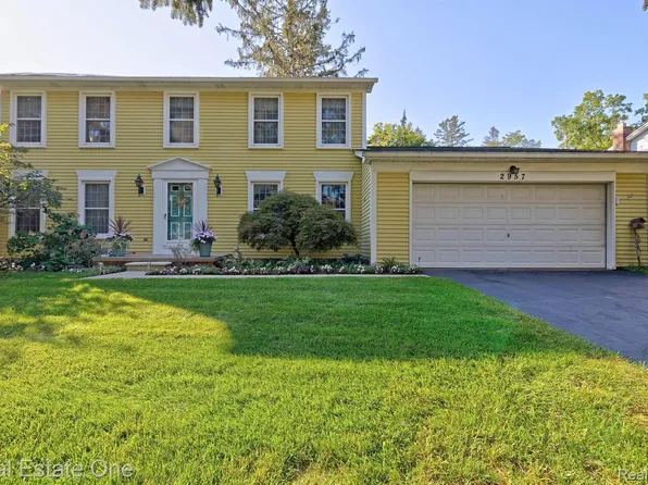 2957 Walmsley Circle Dr, Lake Orion, MI 48360