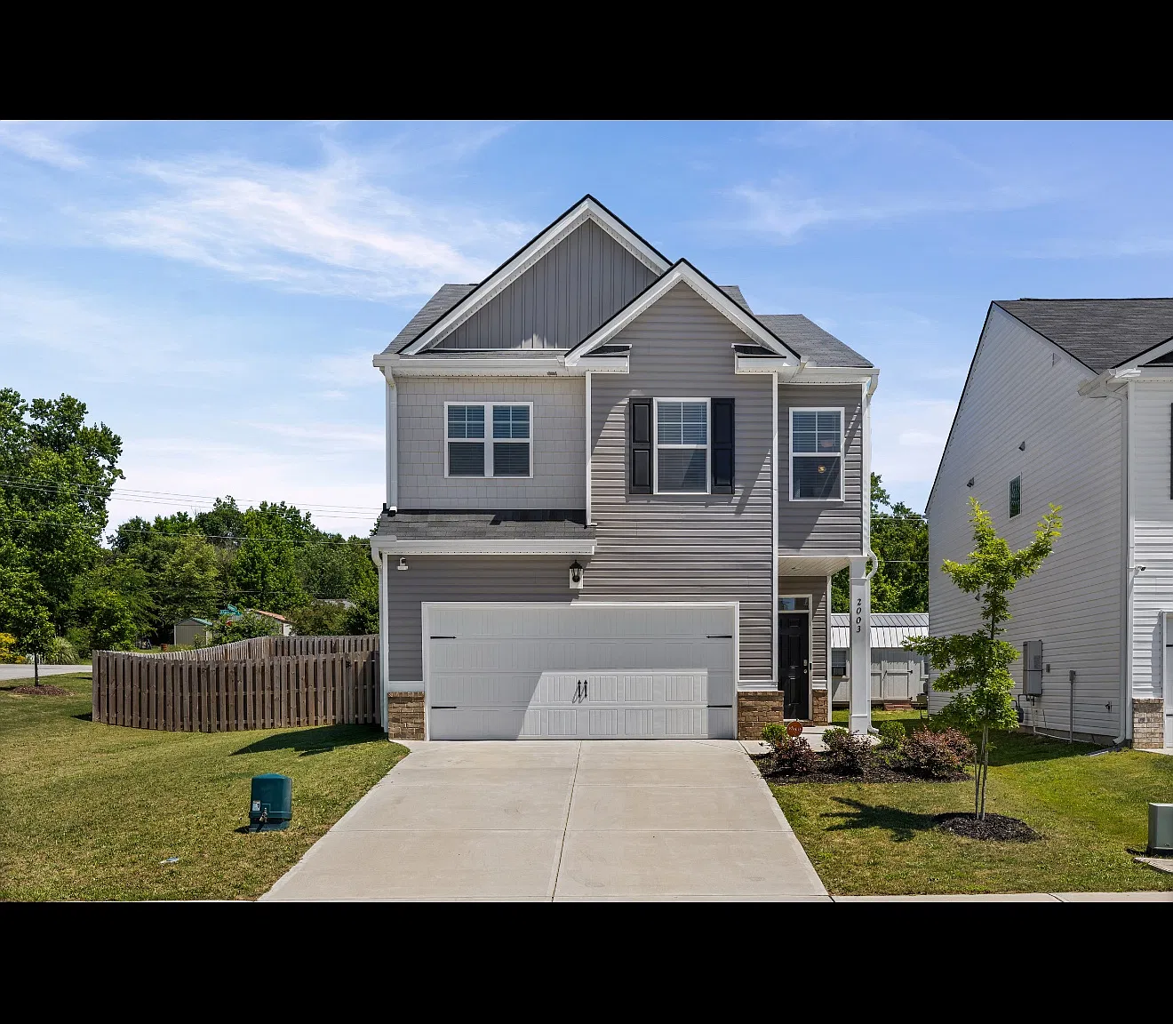 4 bed, 2.5 bath, 1976 sqft, $2,200 — Photo 1
