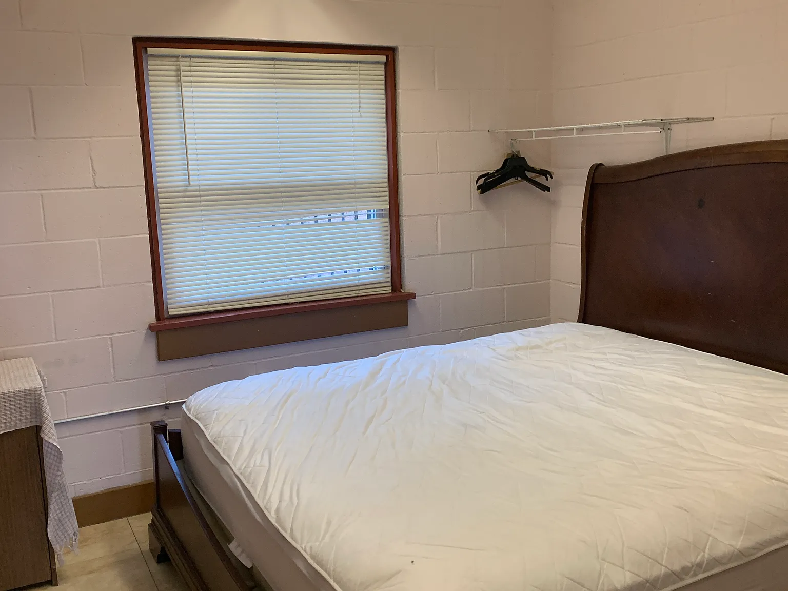 4 bed, 1400 sqft, $800 — Photo 1