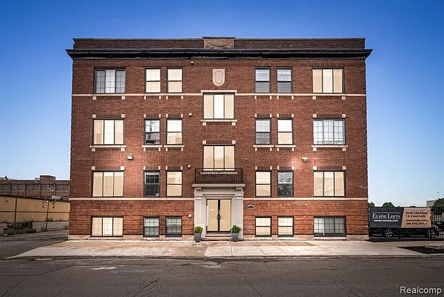 Elaine Lofts — Photo 2