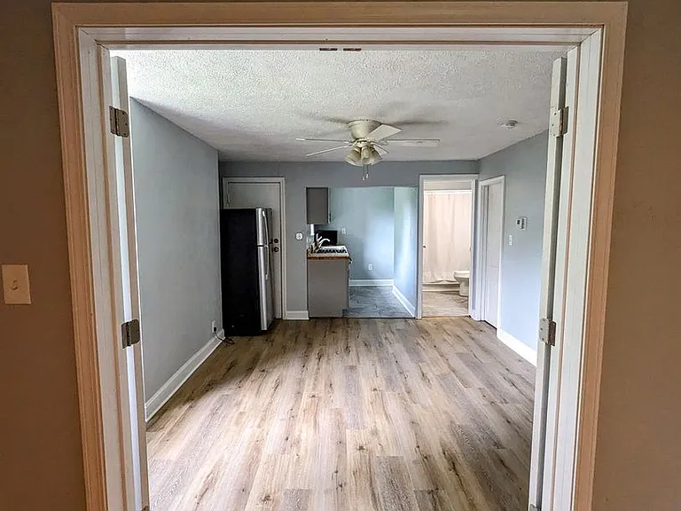 1402 West Sycamore St. — Photo 2