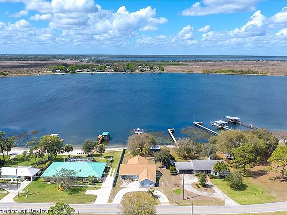 3rd image of 920 Lake Dr E