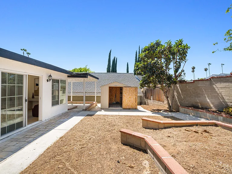 2035 Las Colinas Ave — Photo 3