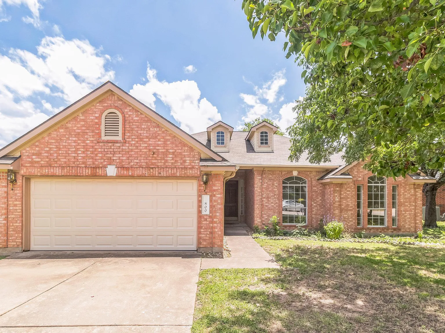 4 bed, 2.0 bath, 2095 sqft, $2,000 — Photo 2
