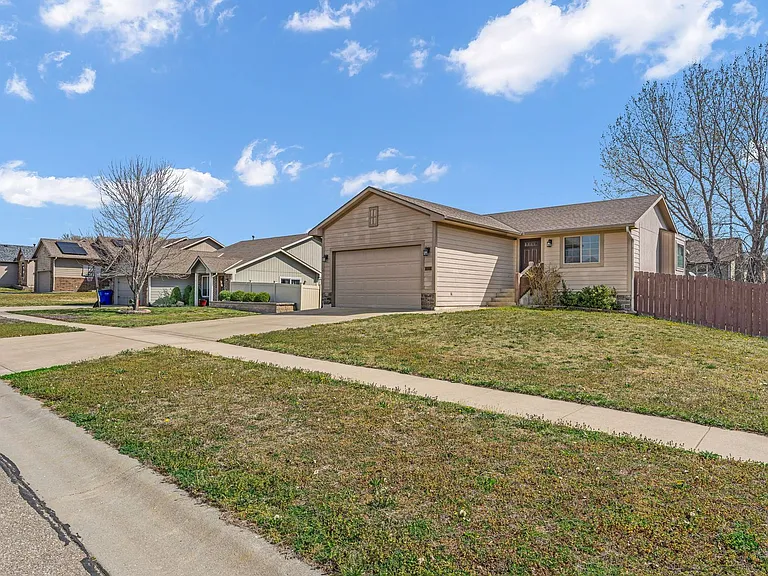 1013 Dagen Ln — Photo 3