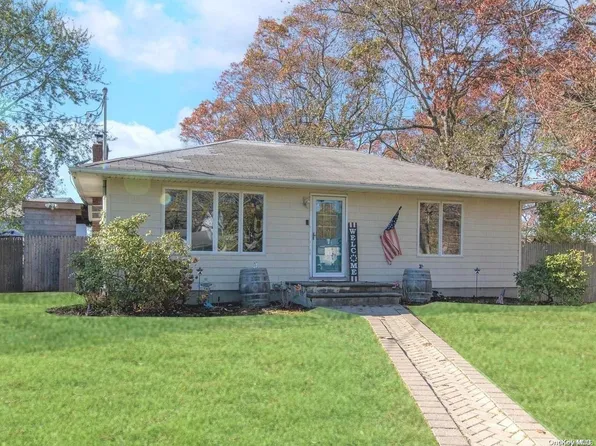 154 Maple Street, Medford, NY 11763