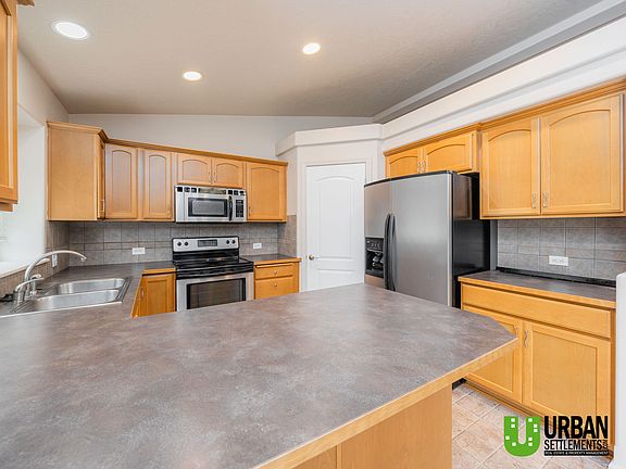 3rd image of 1910 S Canyon Woods Ln
