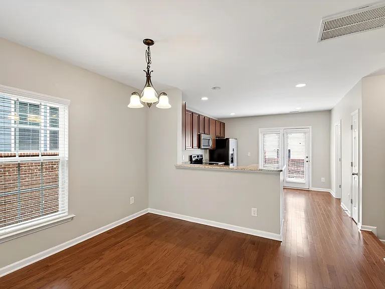 240 Michigan Ave — Photo 21