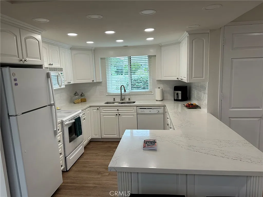 2 bed, 1050 sqft, $3,350 — Photo 3