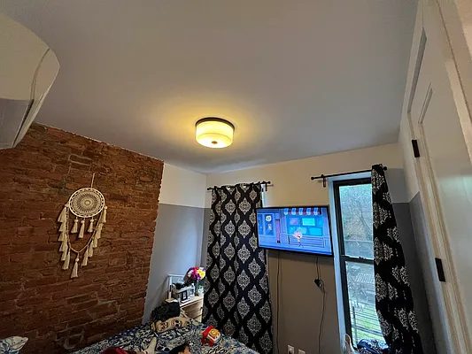 Rented by Delmark Realty LLC | media 105