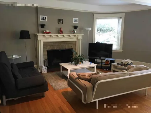 1080 Beacon St APT 1D, Brookline, MA 02446