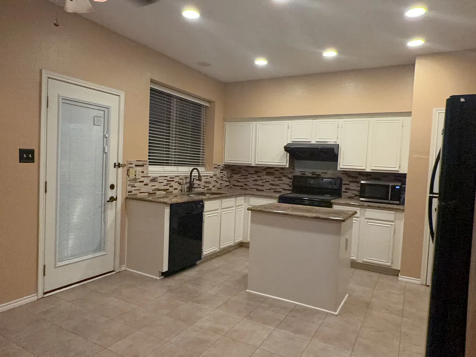4 bed, 2068 sqft, $2,450 — Photo 4