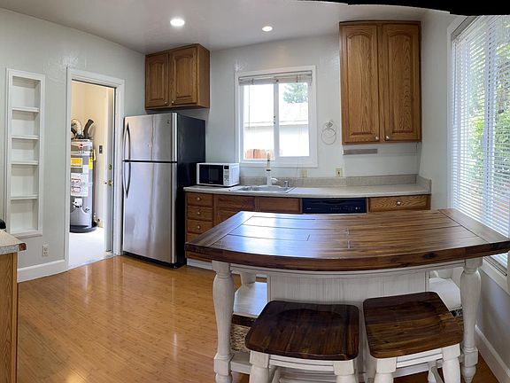 2nd image of 419 Morse Ave