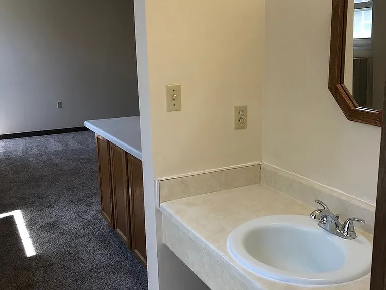 Cass Street Apartments — Photo 13