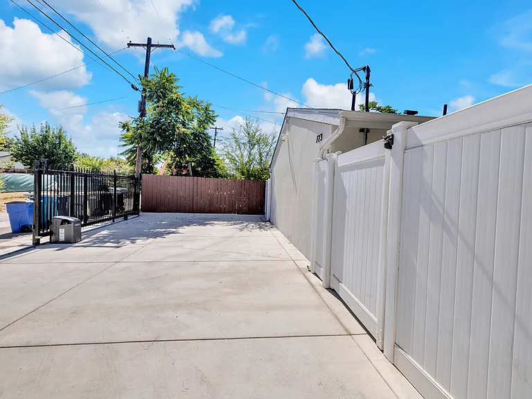 727 W 11th Ave — Photo 28